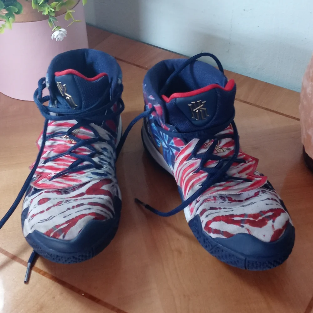 NIKE kids basketball sneakers 5.5Y - Picture 1 of 6